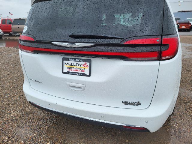 Used 2023 Chrysler Pacifica Touring-L FWD image 4