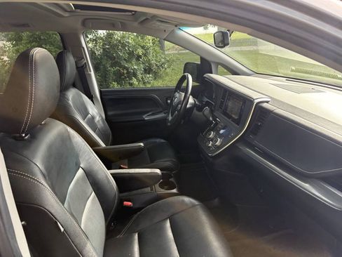 Used 2017 Toyota Sienna SE w/ SE Preferred Package FWD image 34