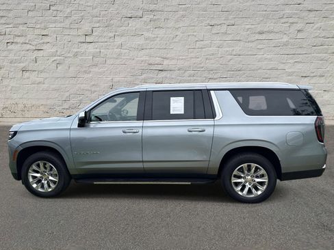 Used 2025 Chevrolet Suburban Premier RWD image 8