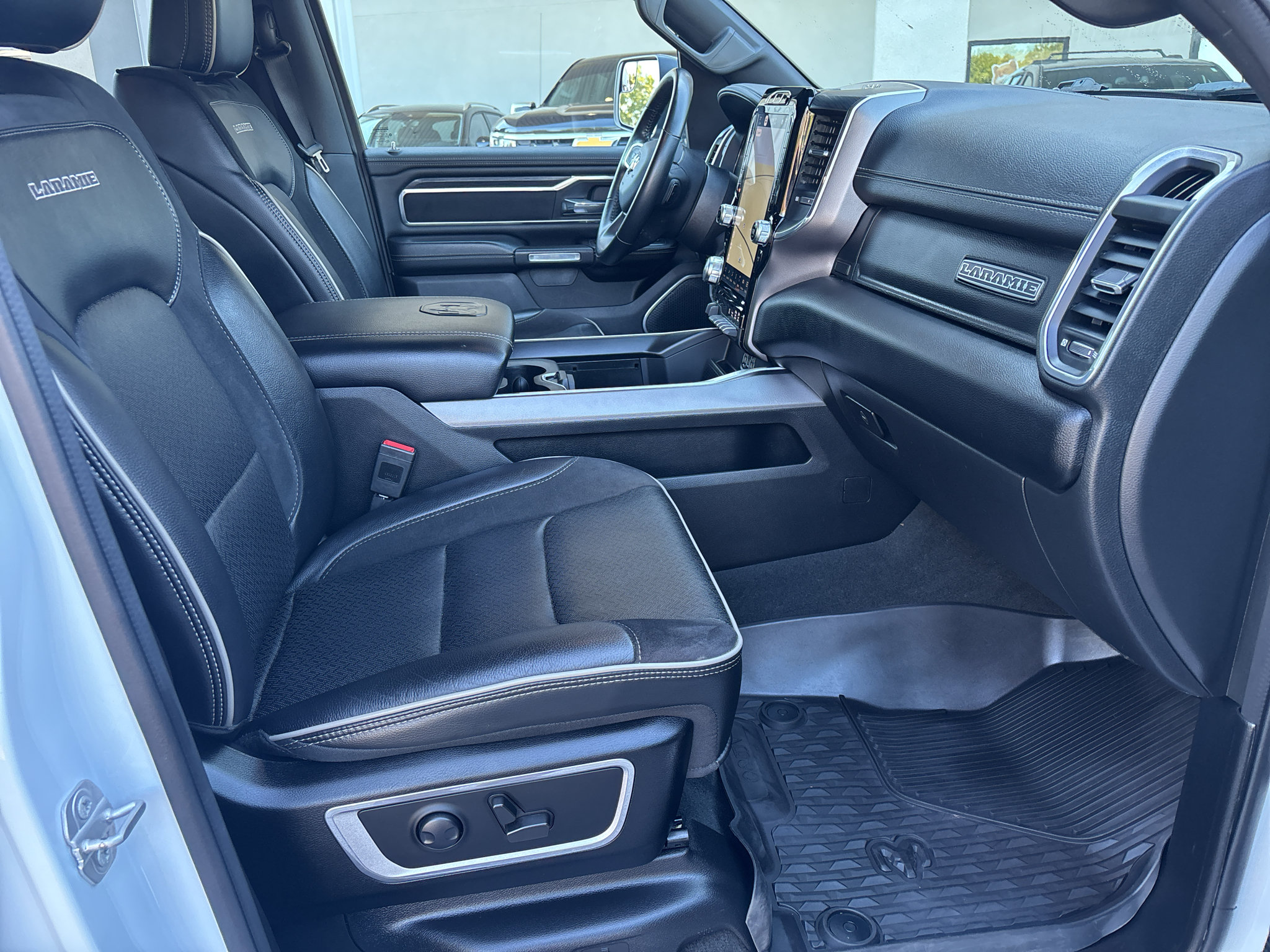 Used 2023 RAM 1500 Laramie AWD/4WD image 19