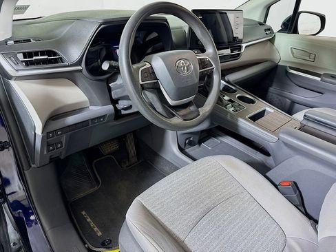 Used 2021 Toyota Sienna LE image 7