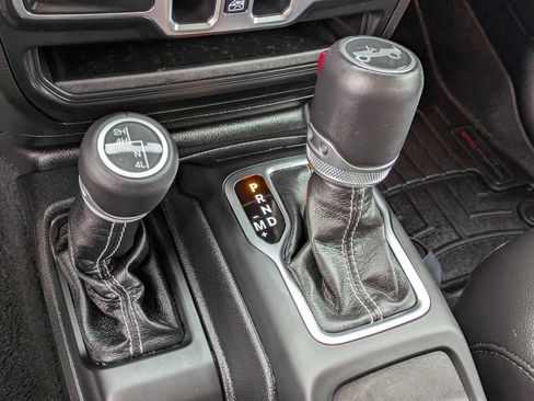 Used 2019 Jeep Wrangler Unlimited Sahara image 29