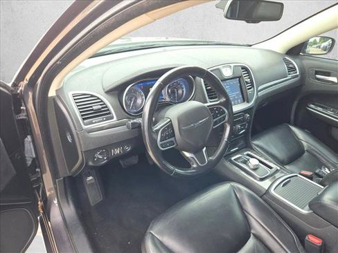 Used 2022 Chrysler 300 Touring L RWD image 10