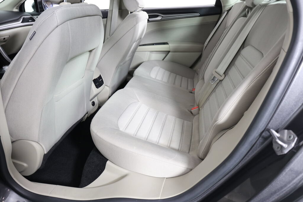Used 2019 Ford Fusion SE FWD image 17