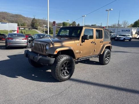 Used 2015 Jeep Wrangler Unlimited Sahara AWD/4WD image 4