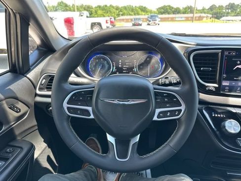 Used 2025 Chrysler Pacifica Select FWD image 12