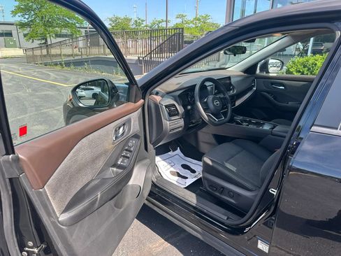 Used 2022 Nissan Rogue SV FWD image 11