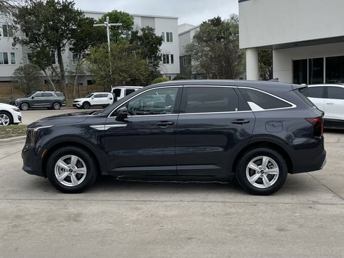 Used 2025 Kia Sorento LX image 3