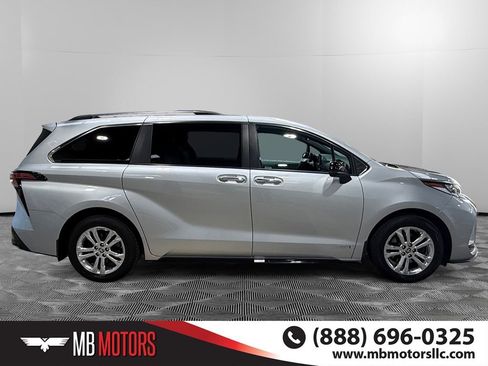 Used 2021 Toyota Sienna XLE AWD/4WD image 2