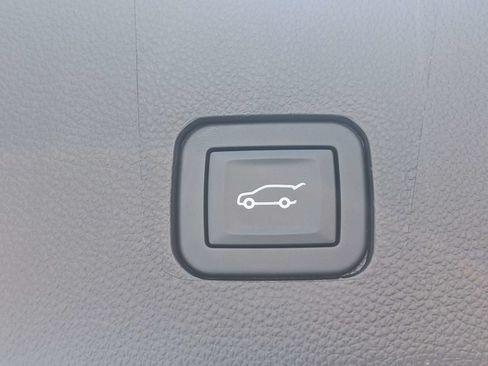 Used 2019 Chevrolet Traverse Premier w/ Redline Edition AWD/4WD image 13
