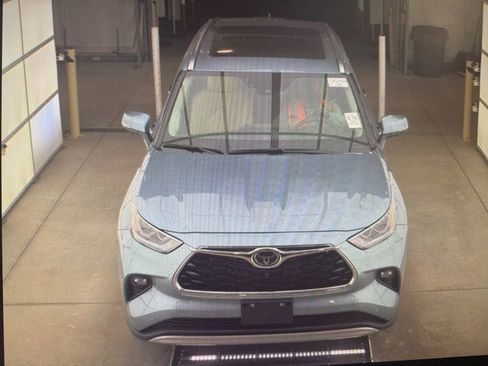 Used 2024 Toyota Highlander LE image 2