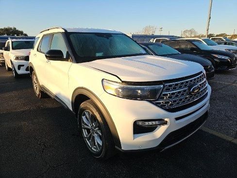 Used 2023 Ford Explorer Limited image 3