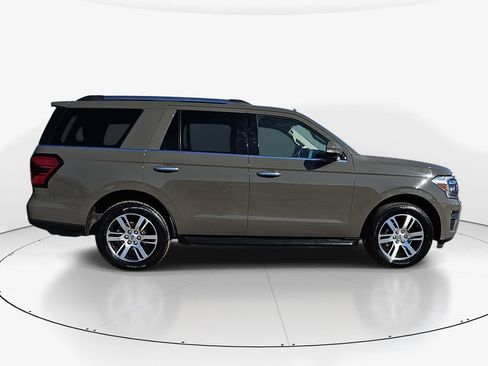 Used 2024 Ford Expedition Limited image 3