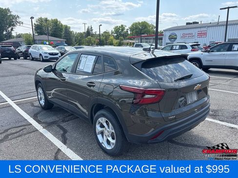 Used 2024 Chevrolet Trax LS w/ LS Convenience Package FWD image 2