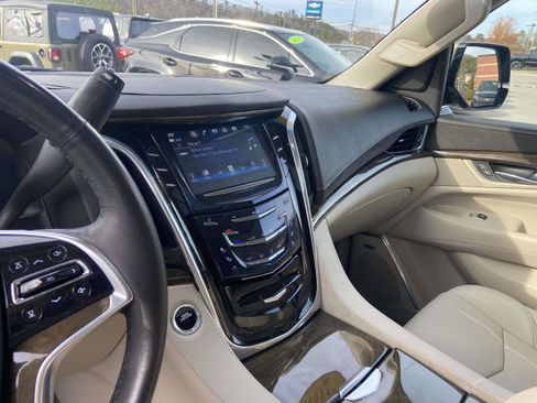 Used 2019 Cadillac Escalade Premium Luxury image 16