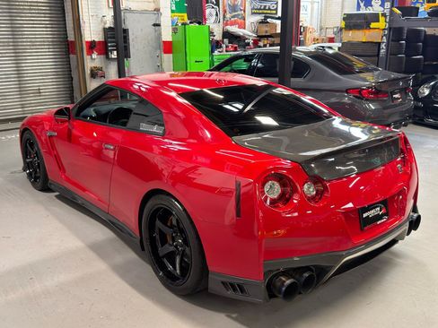 Used 2018 Nissan GT-R Premium AWD/4WD image 2
