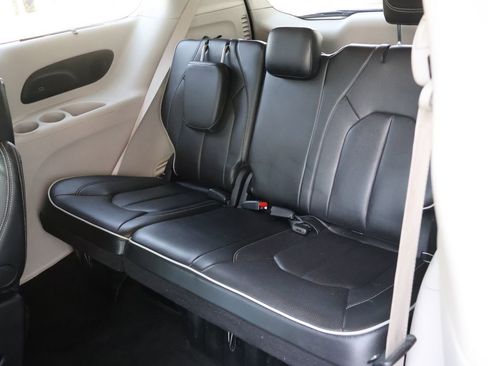 Used 2024 Chrysler Pacifica Limited FWD image 14