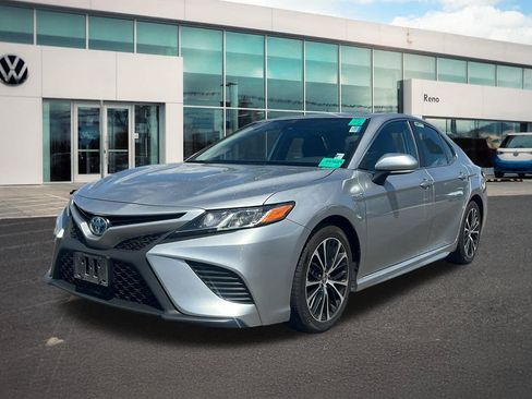 Used 2020 Toyota Camry SE w/ Sunroof Package FWD image 1