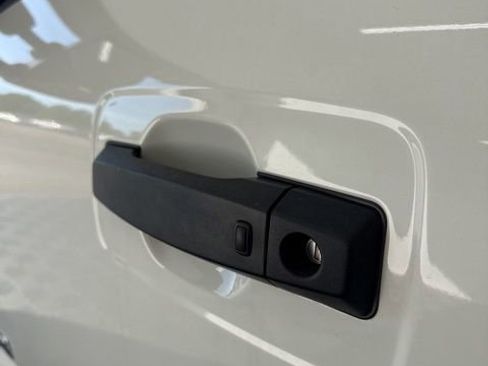 Used 2024 Nissan Titan SV w/ SV Convenience Package RWD image 2