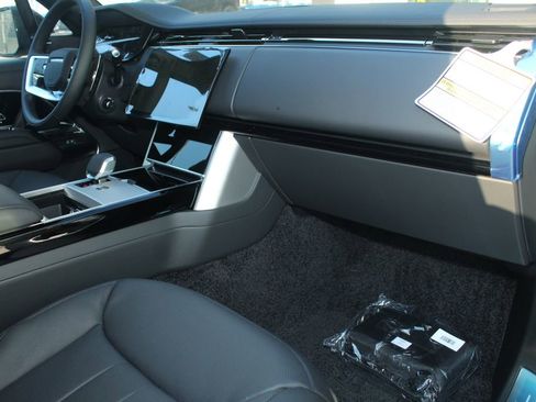 New 2026 Land Rover Range Rover Long Wheelbase SE AWD/4WD image 24