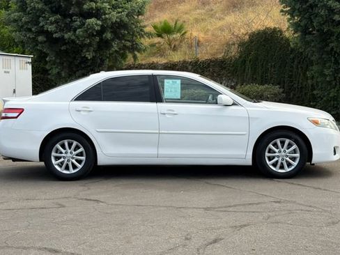 Used 2011 Toyota Camry XLE w/ SE/XLE Extra-Value Pkg FWD image 3