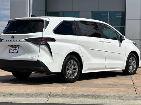 Certified 2024 Toyota Sienna LE AWD/4WD image 4
