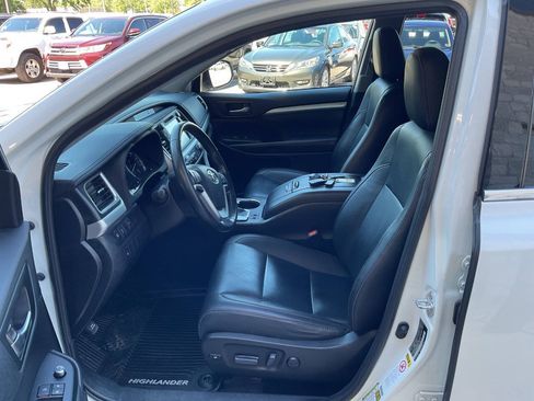 Used 2019 Toyota Highlander XLE AWD/4WD image 13