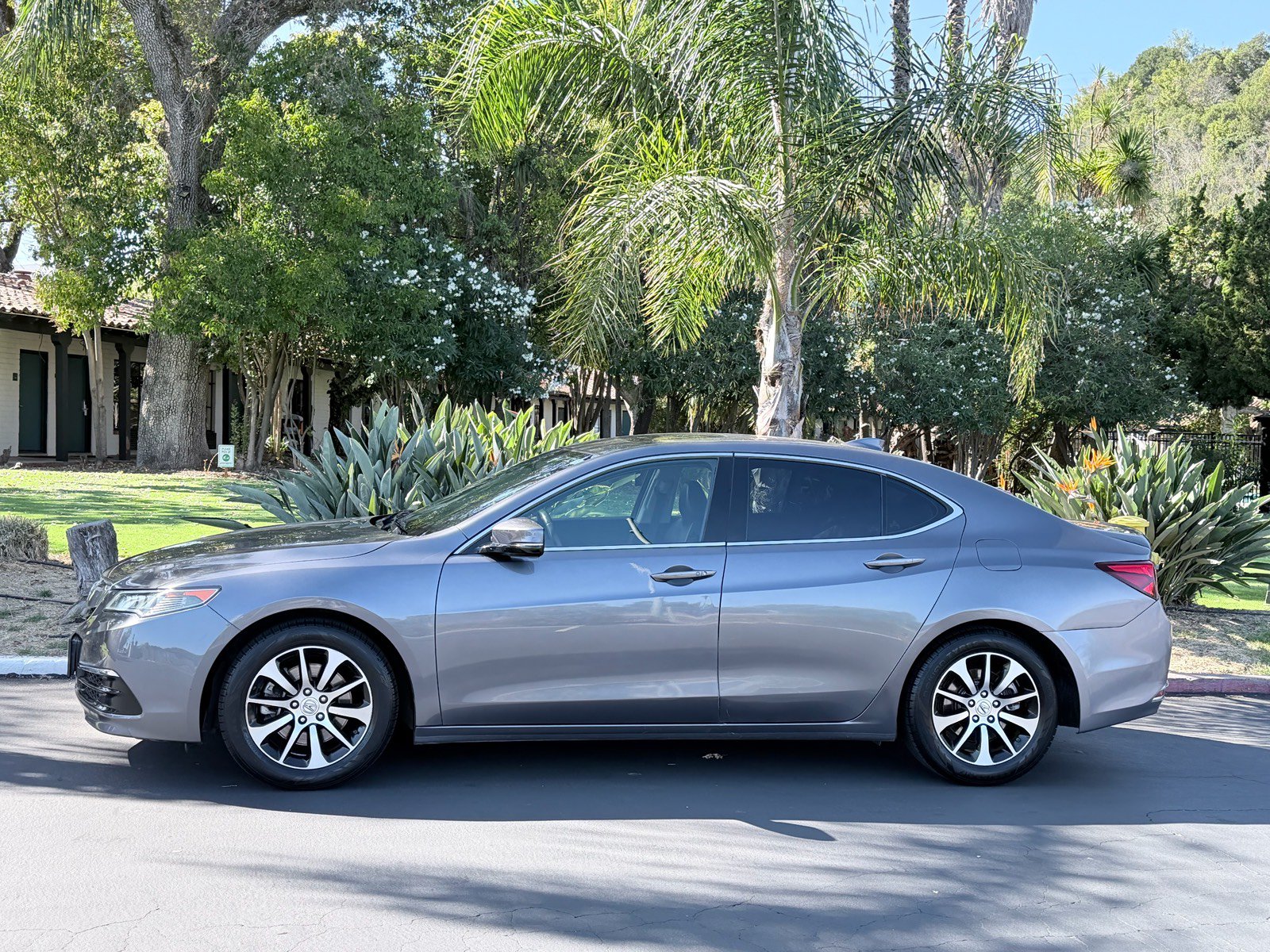 Used 2017 Acura TLX FWD image 2