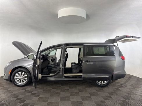 Used 2019 Chrysler Pacifica Touring-L image 11
