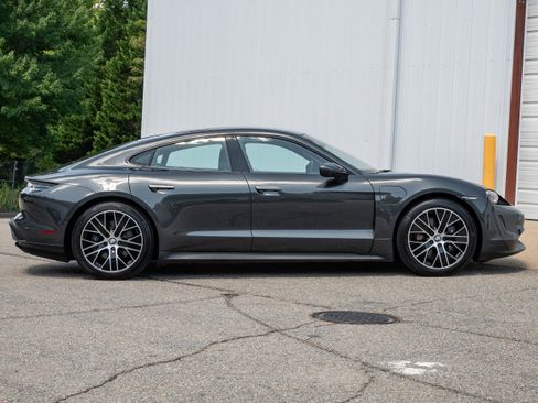 Used 2022 Porsche Taycan image 10