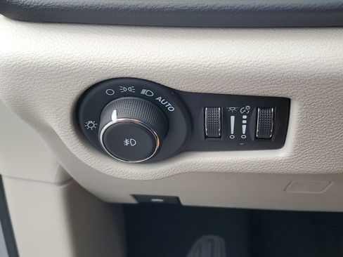 Used 2024 Chrysler Pacifica Touring-L FWD image 23