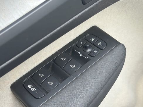 Certified 2025 Volvo XC40 B5 Ultra AWD/4WD image 25