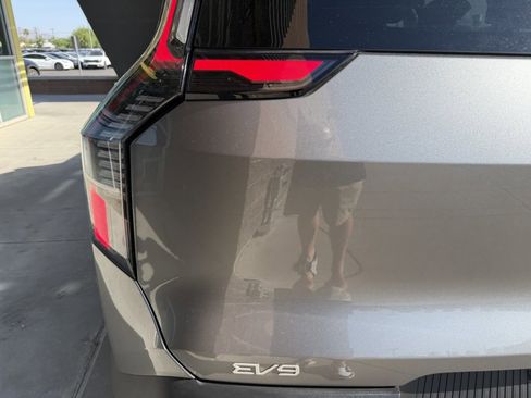 Used 2024 Kia EV9 Wind image 14