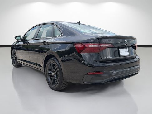 Used 2024 Volkswagen Jetta SE w/ Panoramic Sunroof Package FWD image 5