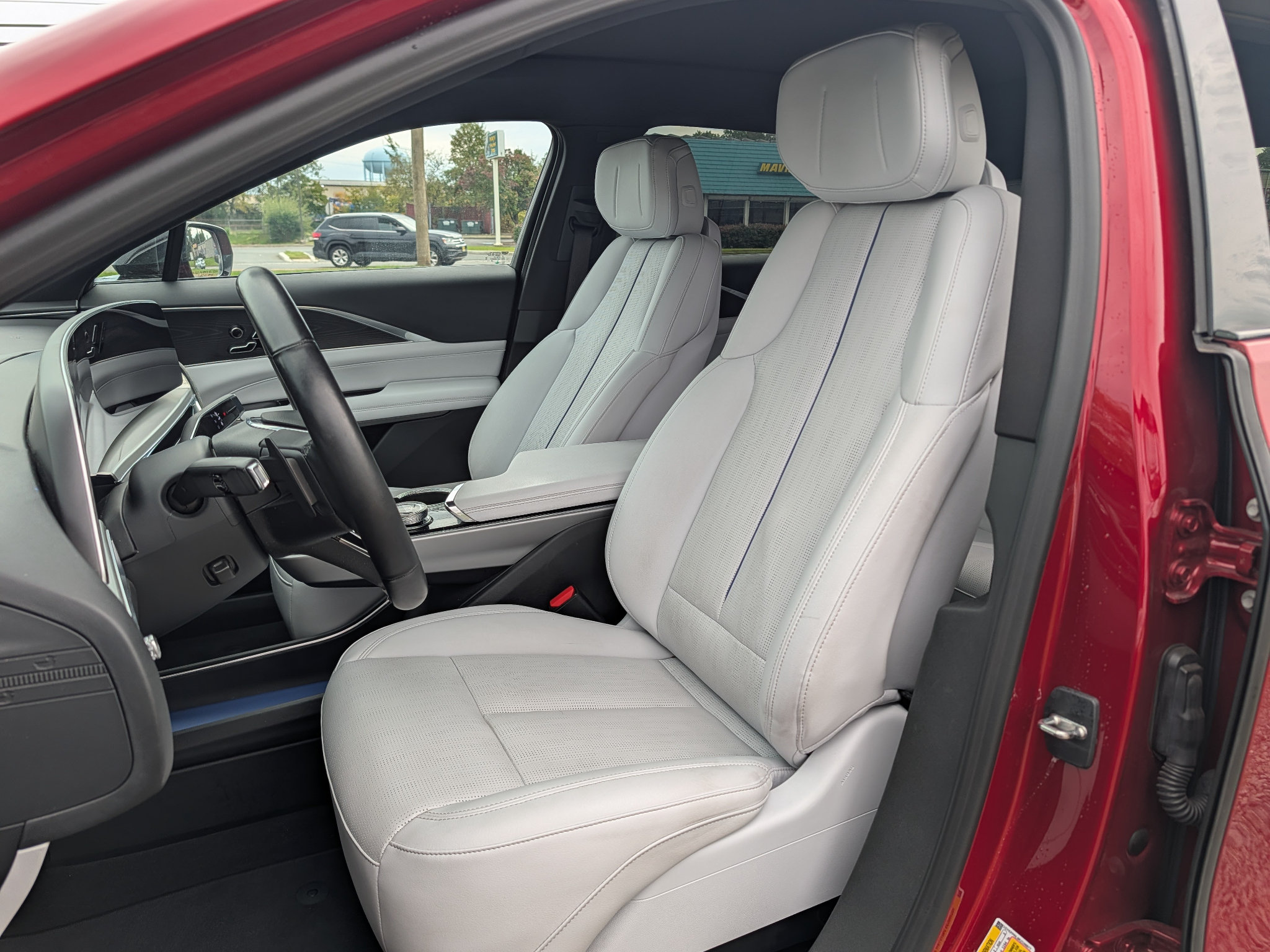 Used 2024 Cadillac Lyriq Luxury AWD/4WD image 14