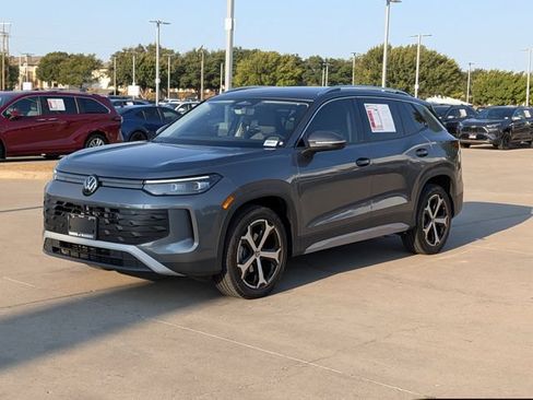 Used 2025 Volkswagen Tiguan SE FWD image 9