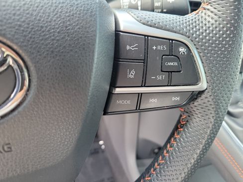 Used 2022 Toyota Sienna XSE FWD image 33