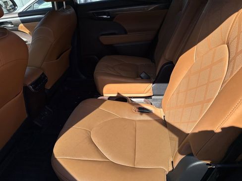 Used 2022 Toyota Highlander Platinum image 9
