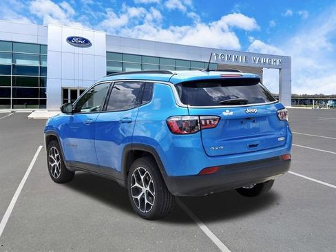 Used 2024 Jeep Compass Latitude AWD/4WD image 2