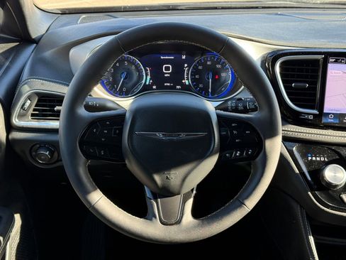 Used 2025 Chrysler Pacifica Limited image 32