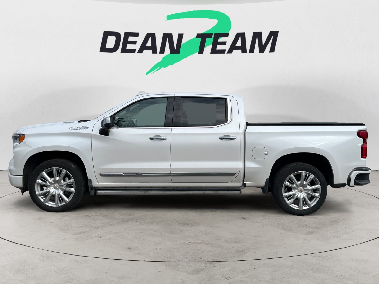 Used 2024 Chevrolet Silverado 1500 High Country w/ High Country Premium Package AWD/4WD image 4