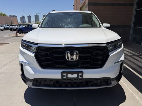 Used 2025 Honda Pilot Touring image 10
