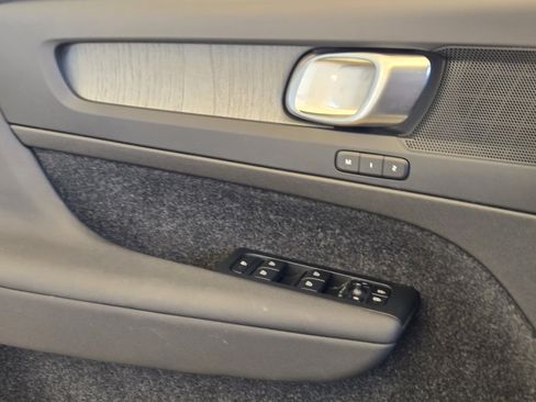 Used 2023 Volvo XC40 B5 Plus image 33