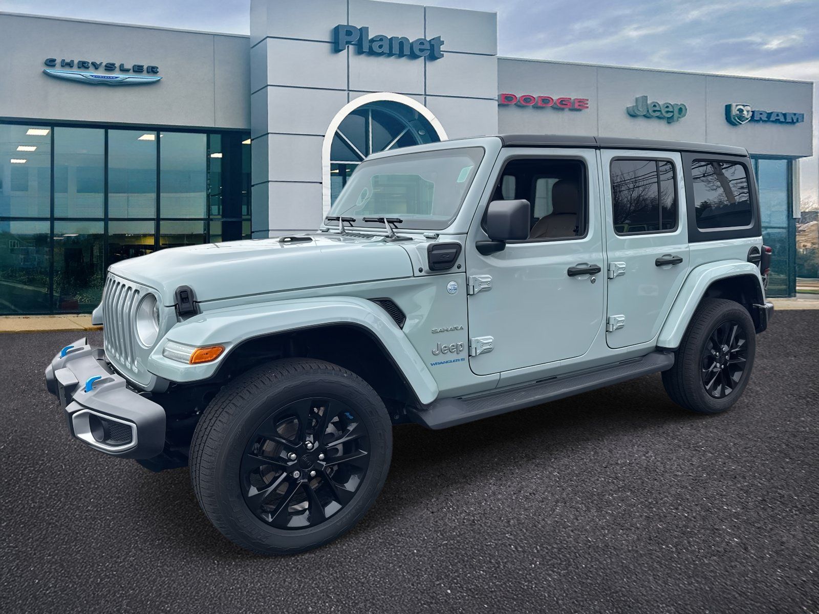 Used 2023 Jeep Wrangler Unlimited Sahara w/ Cold Weather Group AWD/4WD image 4