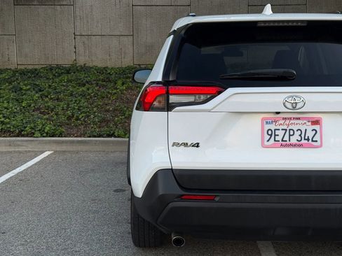 Used 2021 Toyota RAV4 LE image 17