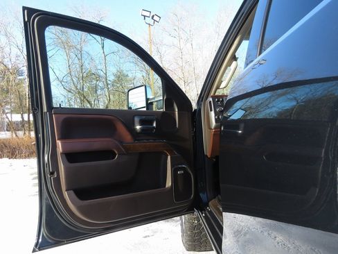 Used 2019 Chevrolet Silverado 2500 High Country w/ Duramax Plus Package image 9