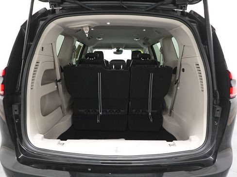 Used 2023 Chrysler Pacifica Touring-L image 26