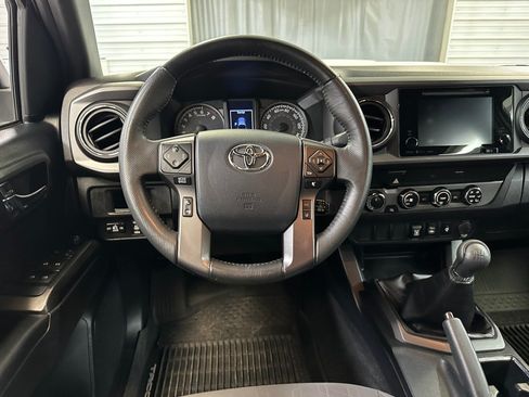 Used 2019 Toyota Tacoma TRD Sport AWD/4WD image 2