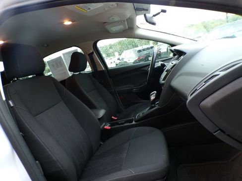 Used 2016 Ford Focus SE w/ SE Cold Weather Package FWD image 16