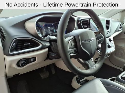 Used 2024 Chrysler Pacifica Touring-L FWD image 14